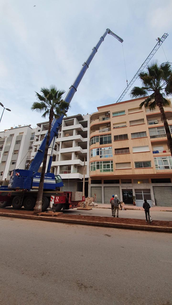 Chantier BTP avec grue mobile en action Maroc - SM Grue